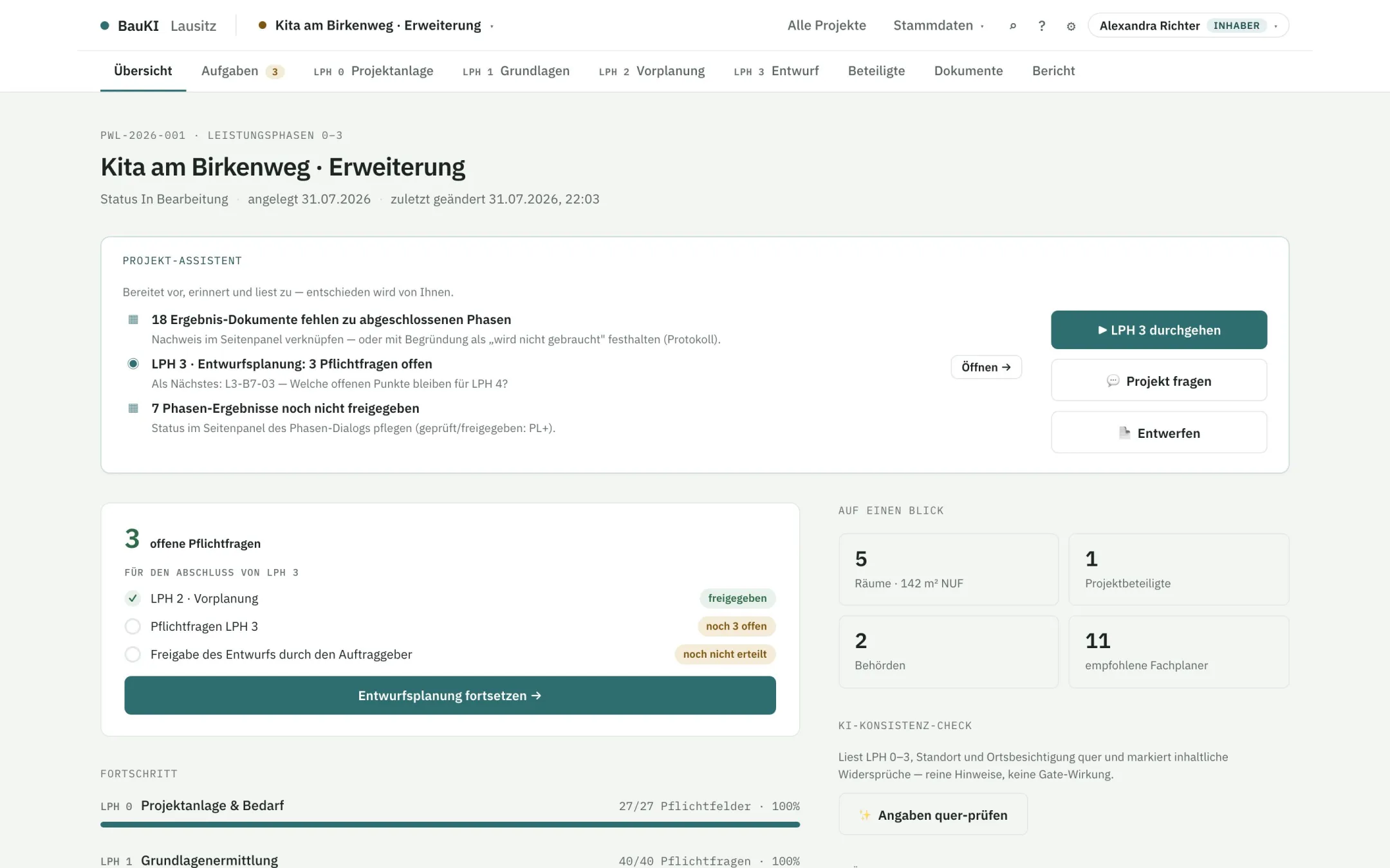 Projekt-Cockpit: offene Pflichtfragen, Gate-Kette, Fortschritt je Leistungsphase und der KI-Agent mit seinen Vorschlägen